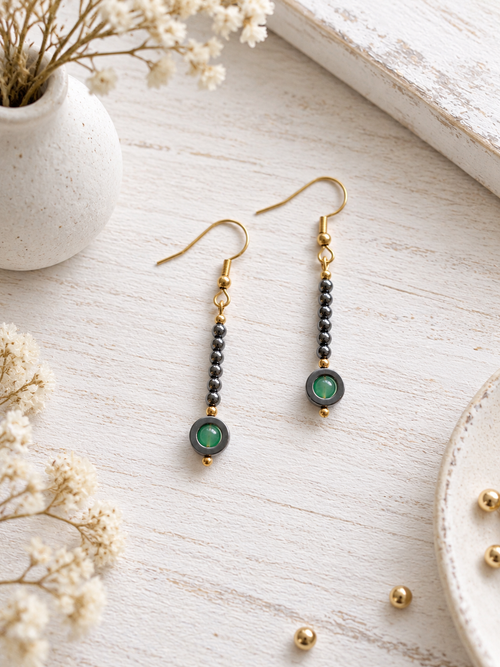 Présentation des boucles d'oreilles Borgia en hématites naturelles et dorées et aventurine verte