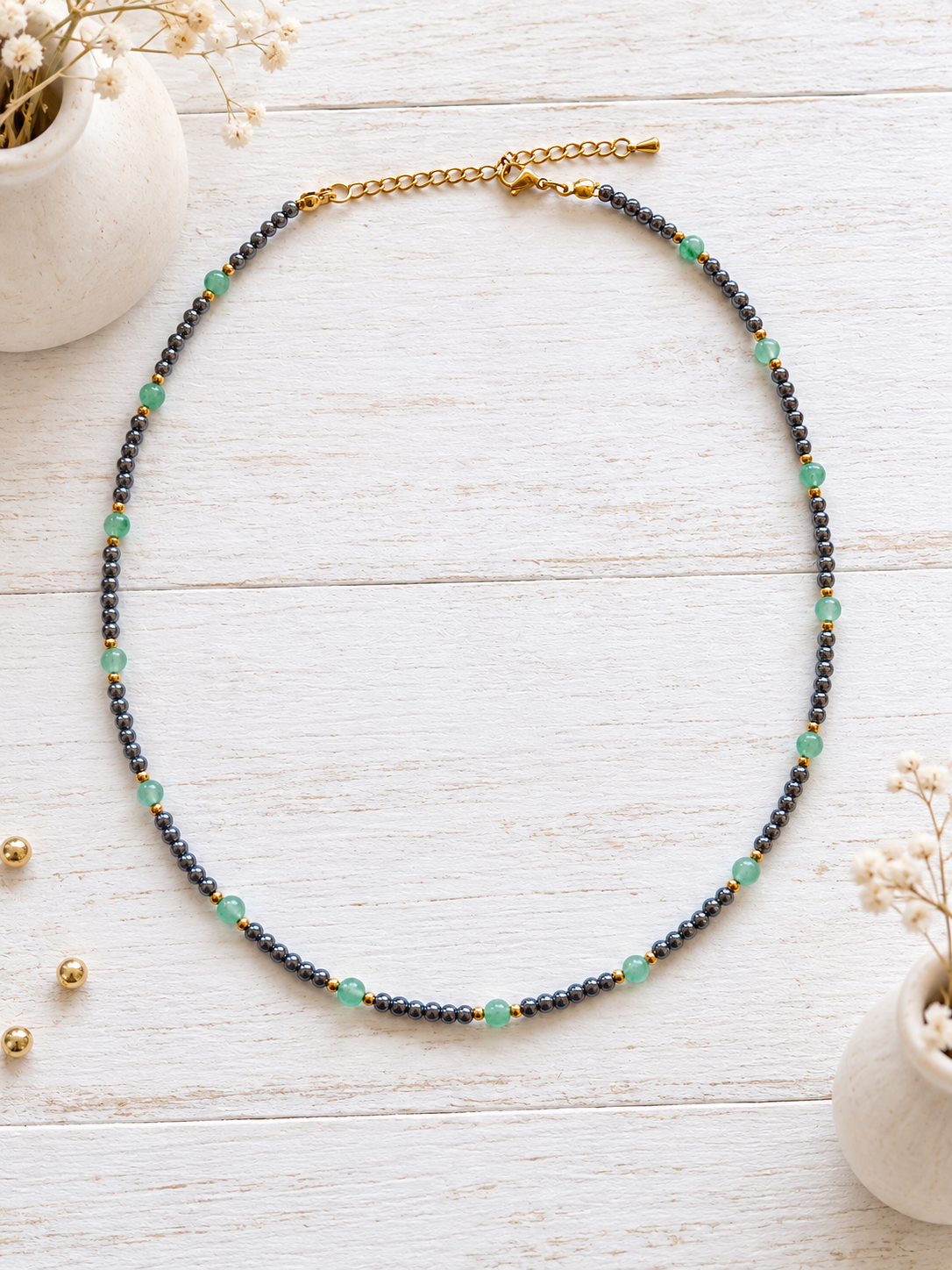 Présentation du collier Borgia en hématite naturelle et dorée et perles d'aventurine verte
