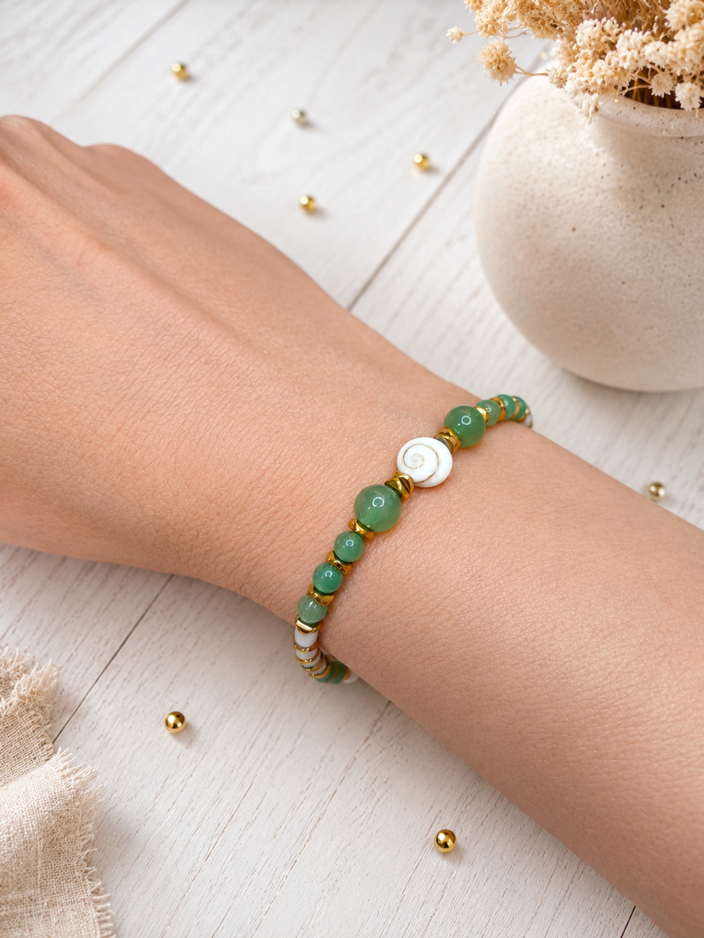 Bracelet Doha en aventurine, nacre, hématite dorée et œil de Sainte Lucie porté par un modèle