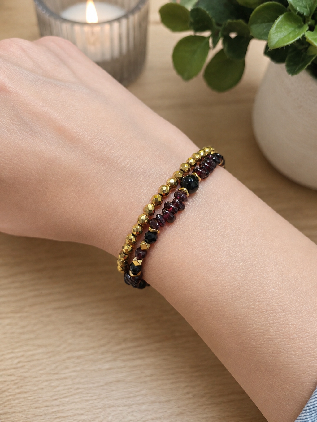 Duo de bracelet Jaipur grenat et hématite facettée dorée porté par un modèle