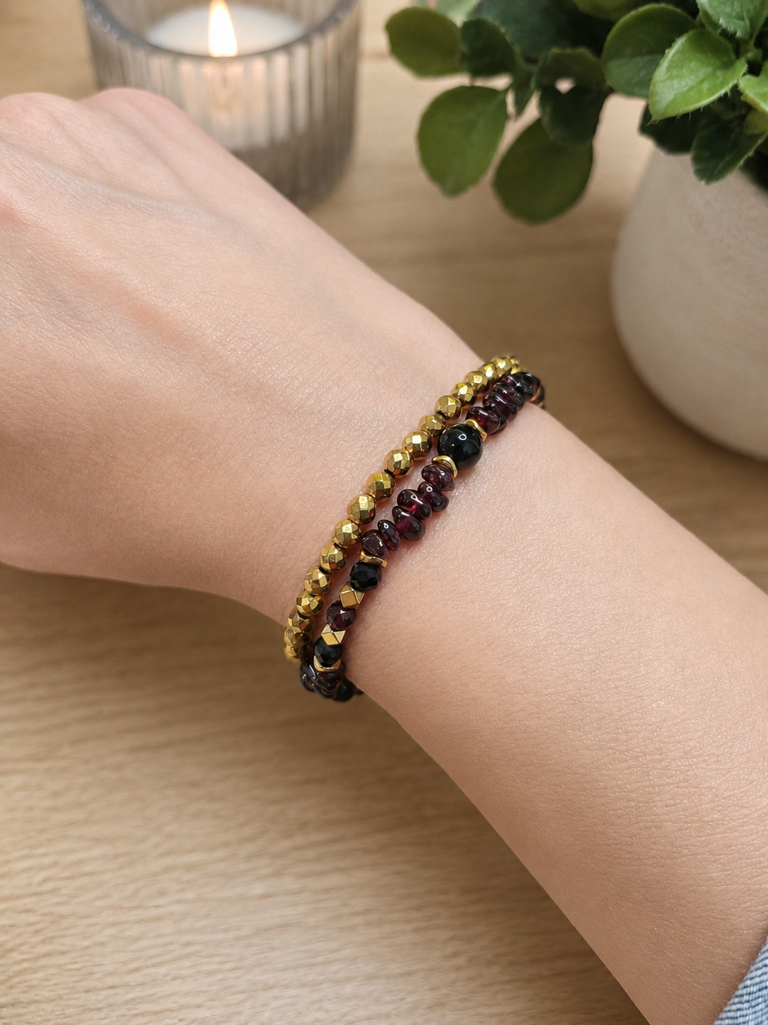 Duo de bracelet Jaipur grenat et hématite facettée dorée porté par un modèle