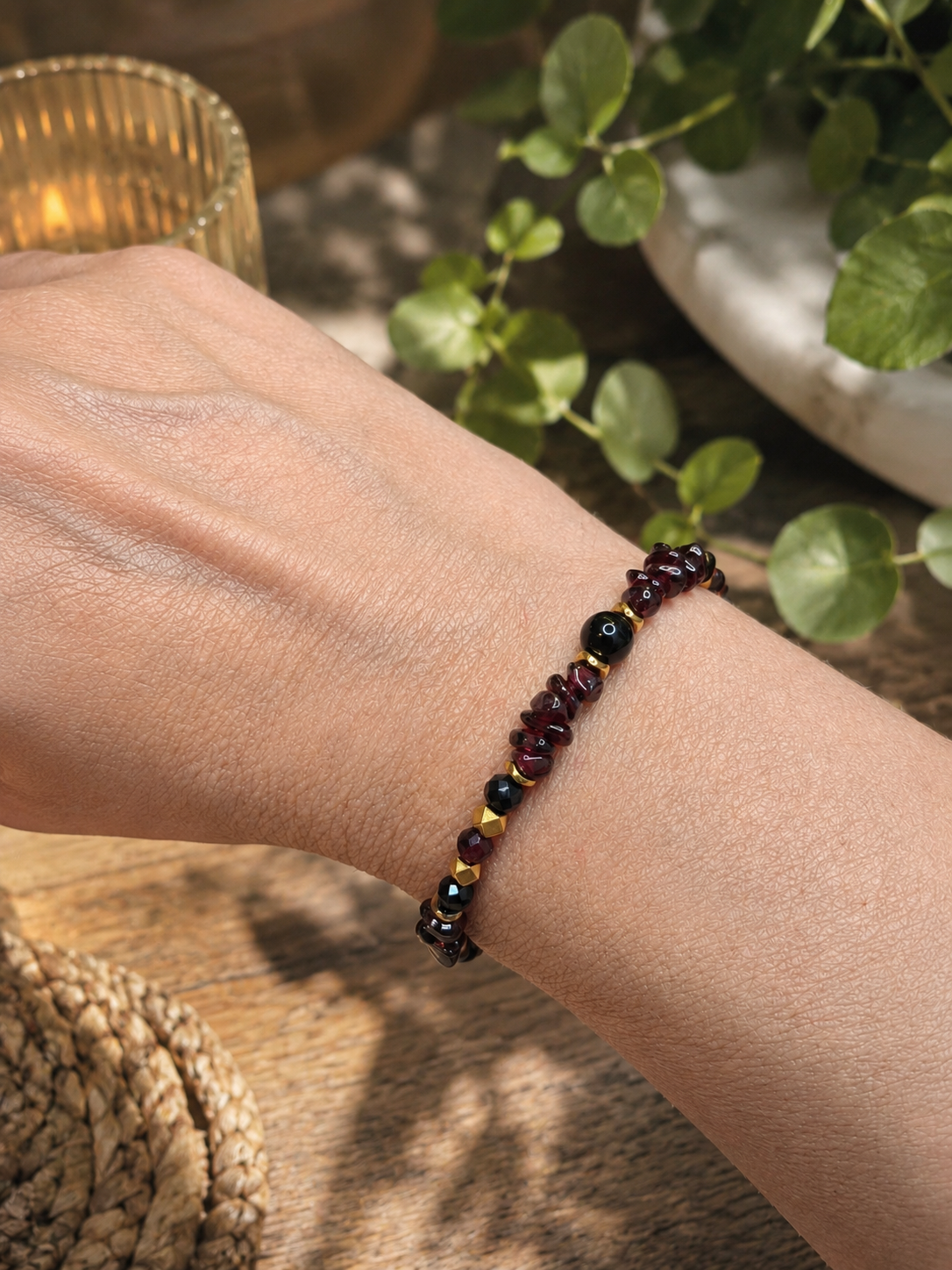 Bracelet Jaipur en grenat, onyx et hématite dorée porté par un modèle