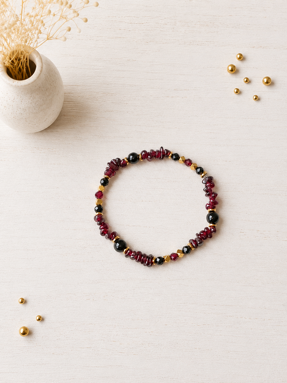 Bracelet Jaipur en chips de grenat, onyx et hématite dorée