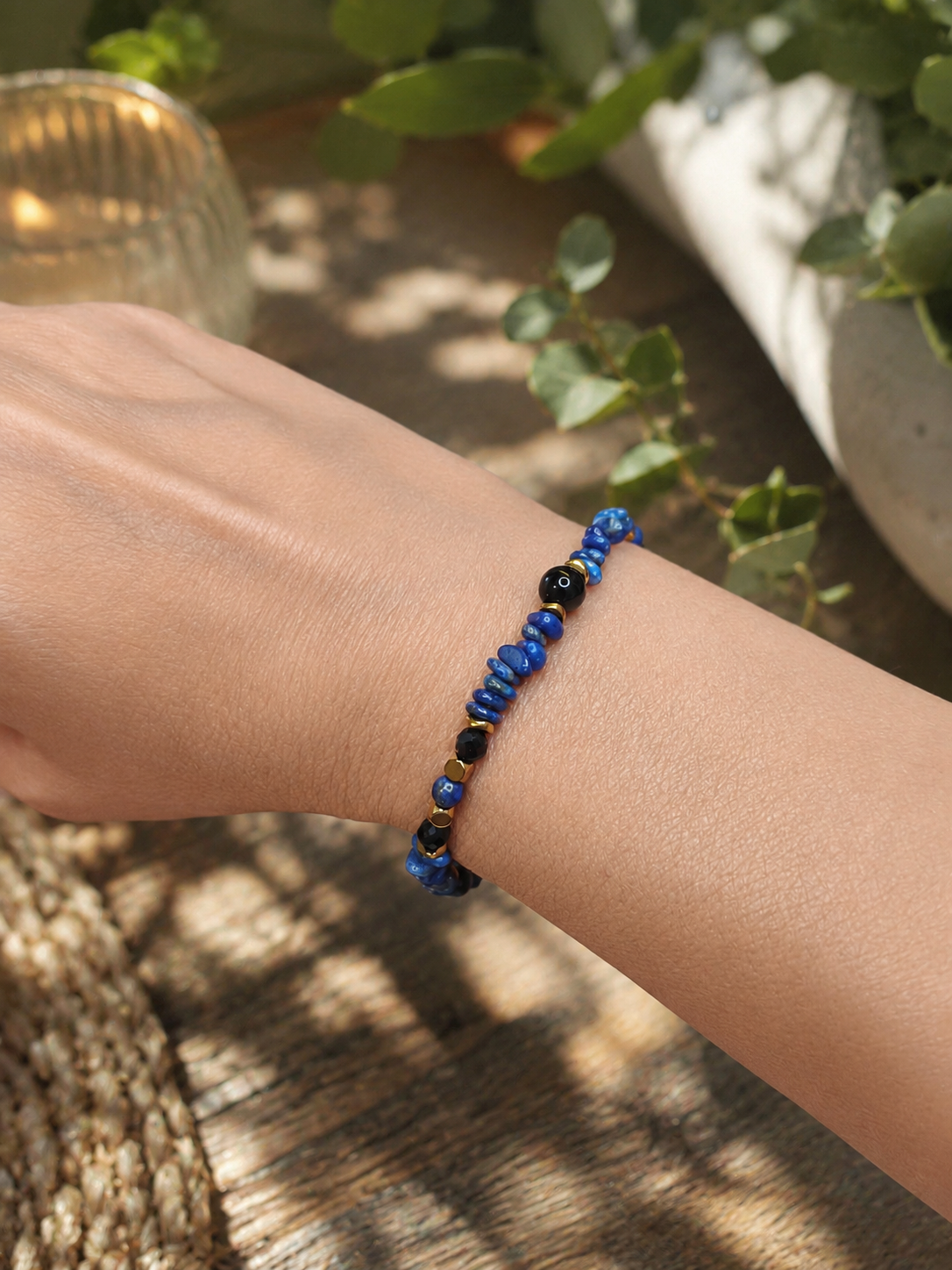 Bracelet Jaipur en lapis lazuli, onyx et hématite dorée porté par un modèle