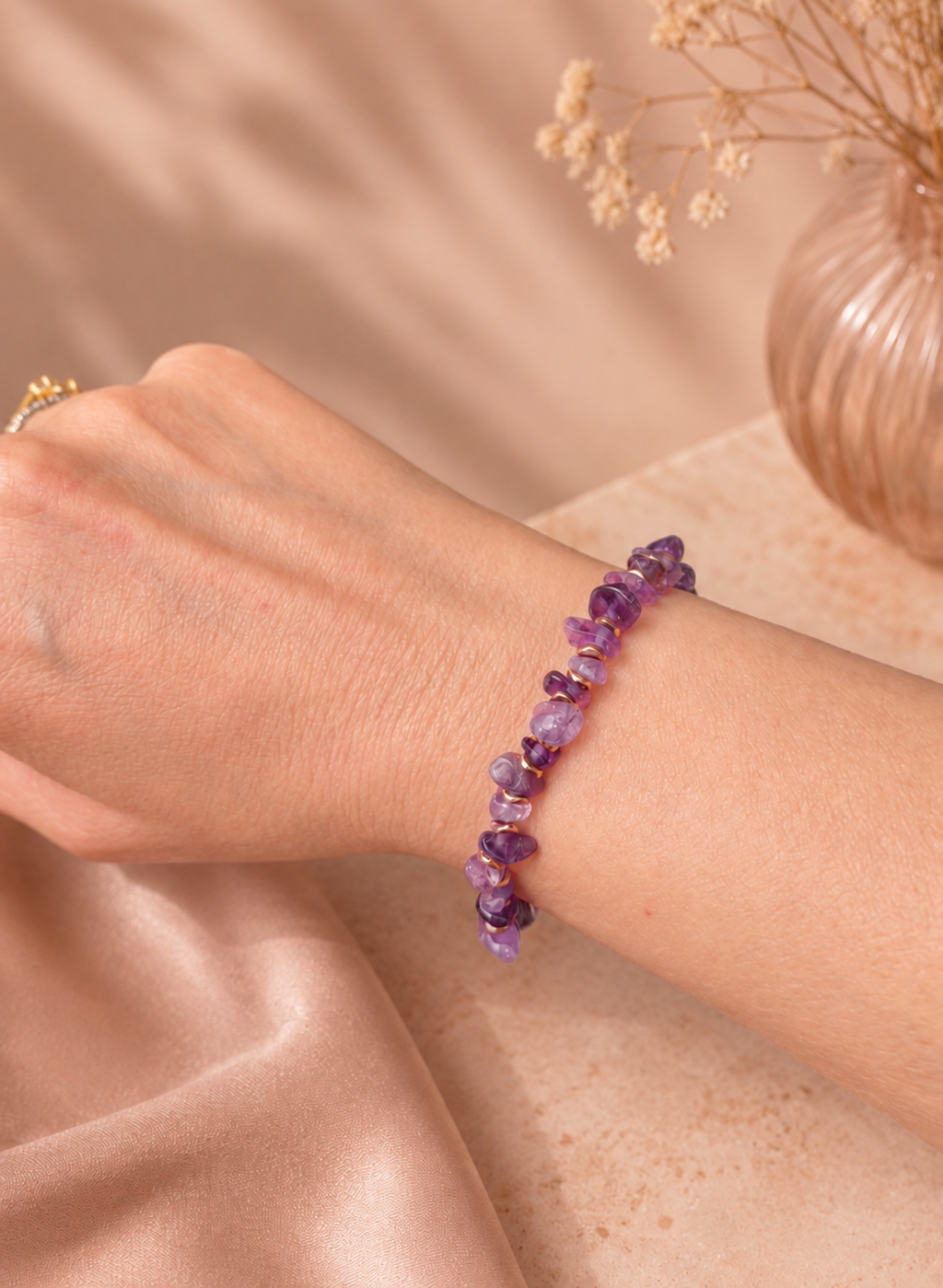 Bracelet Sora porté en chips d'améthyste  et intercalaires en hématite dorée