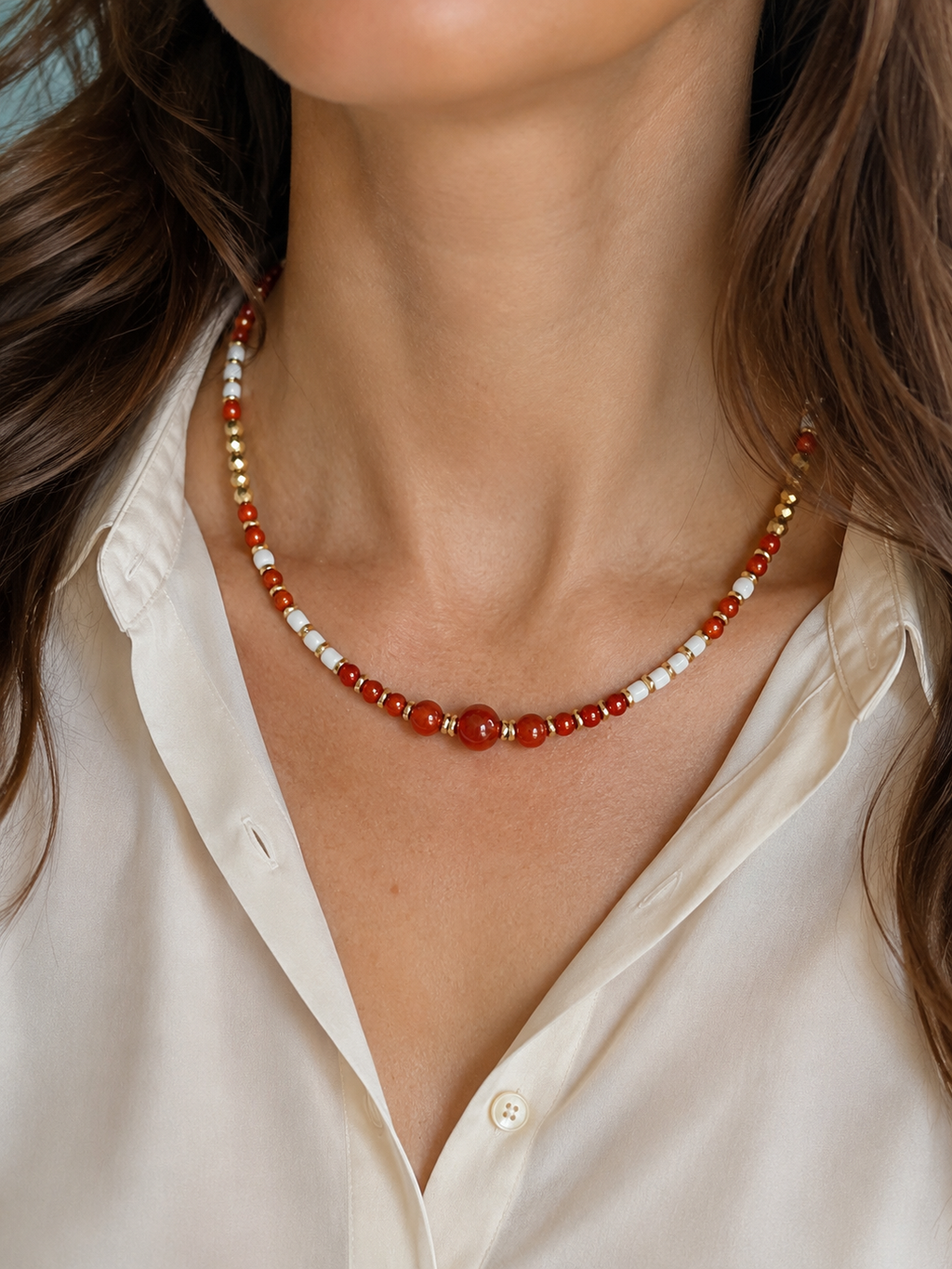 Collier Doha cornaline, nacre et hématite dorée porté par un modèle