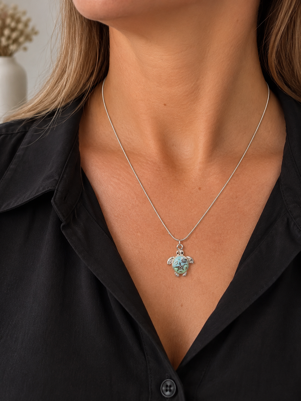 Chaine serpentine avec pendentif tortue émaillée bleue en acier inoxydable
