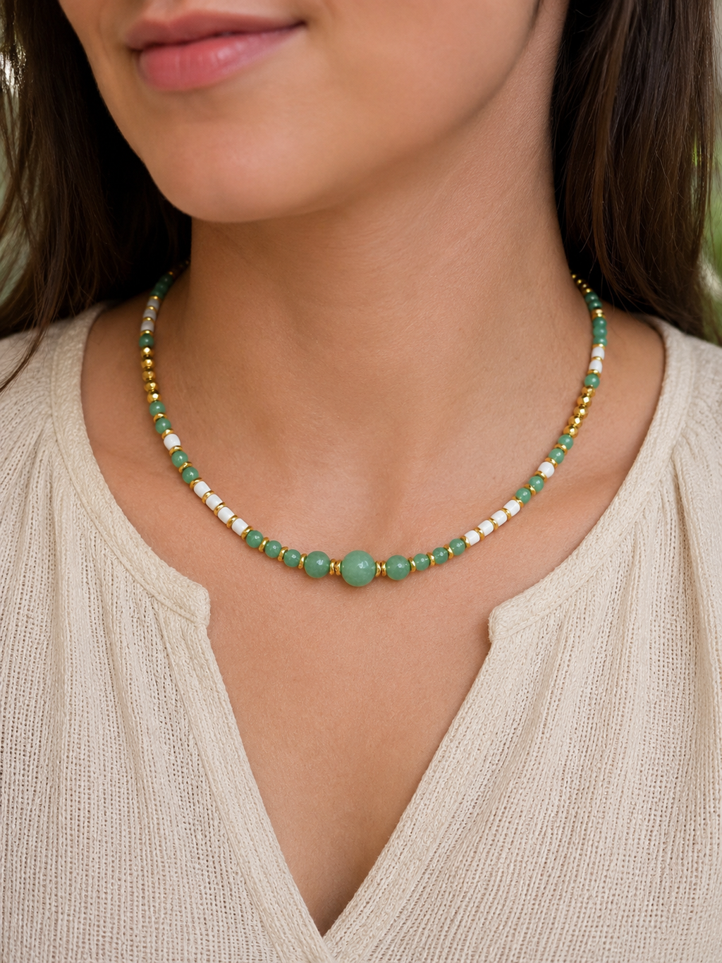 Collier Doha en aventurine, nacre et hématite dorée porté par un modèle