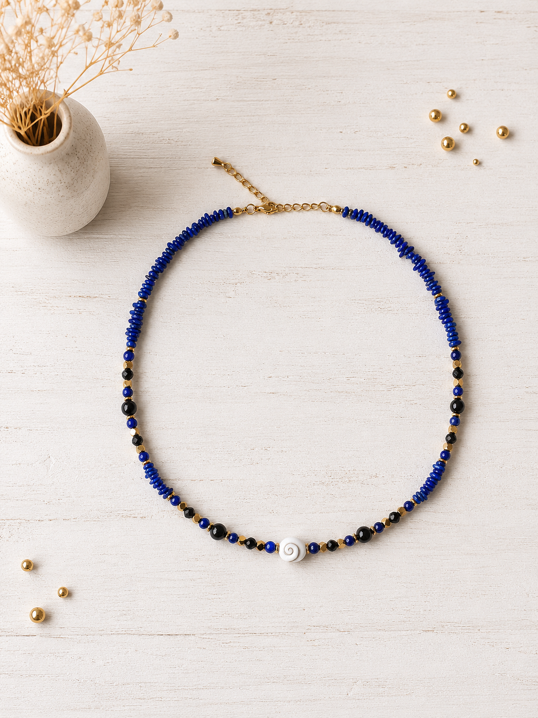 Présentation du collier Jaipur en Lapis-lazuli, onyx, hématite dorée et l'œil de sainte Lucie