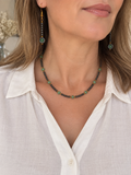 Duo de collier et boucles d'oreilles Borgia en hématites naturelles et dorées et perles en aventurine verte porté par un modèle