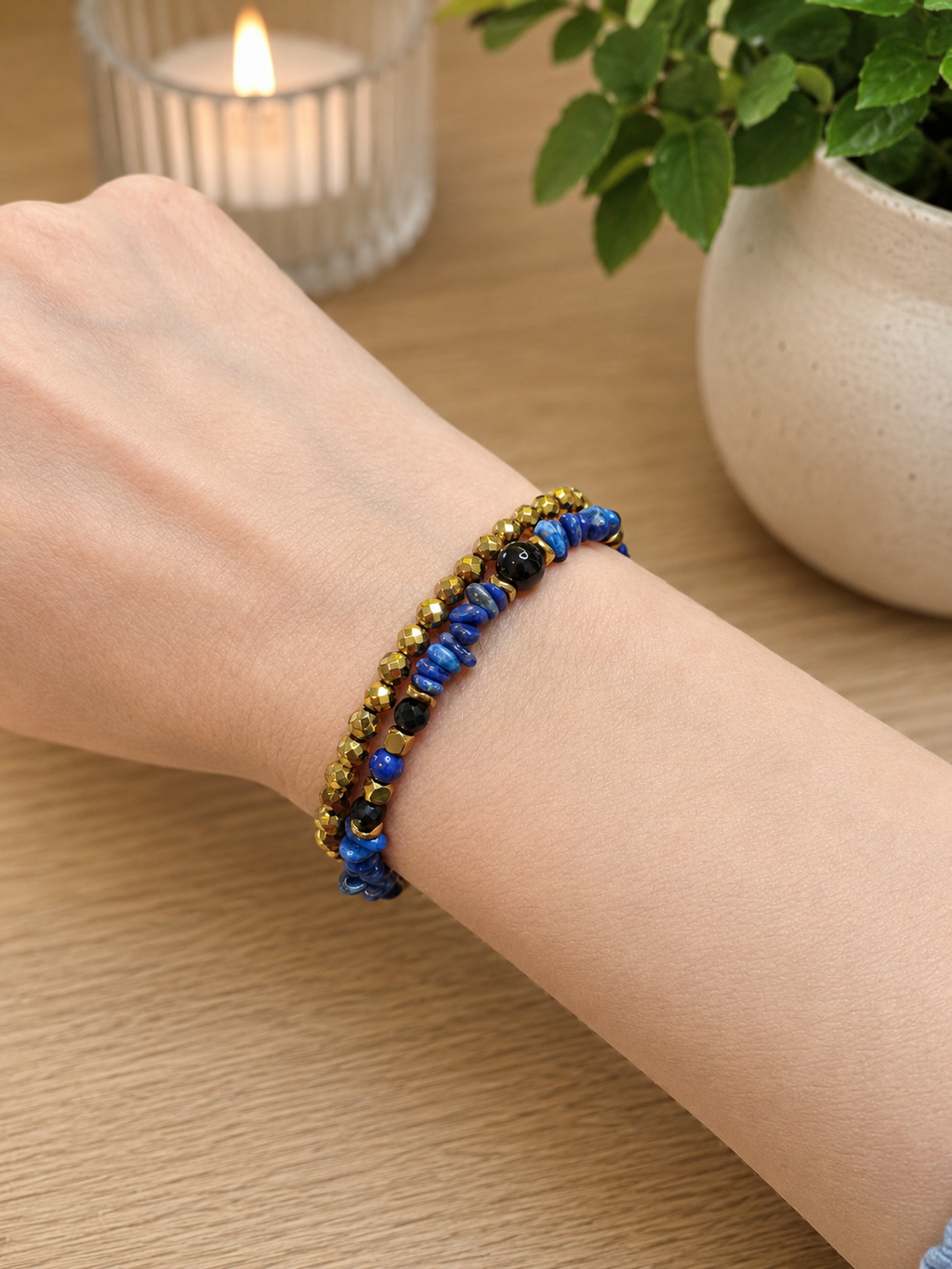 Duo de bracelets Jaipur lapis lazuli et hématite facettée dorée porté par un modèle