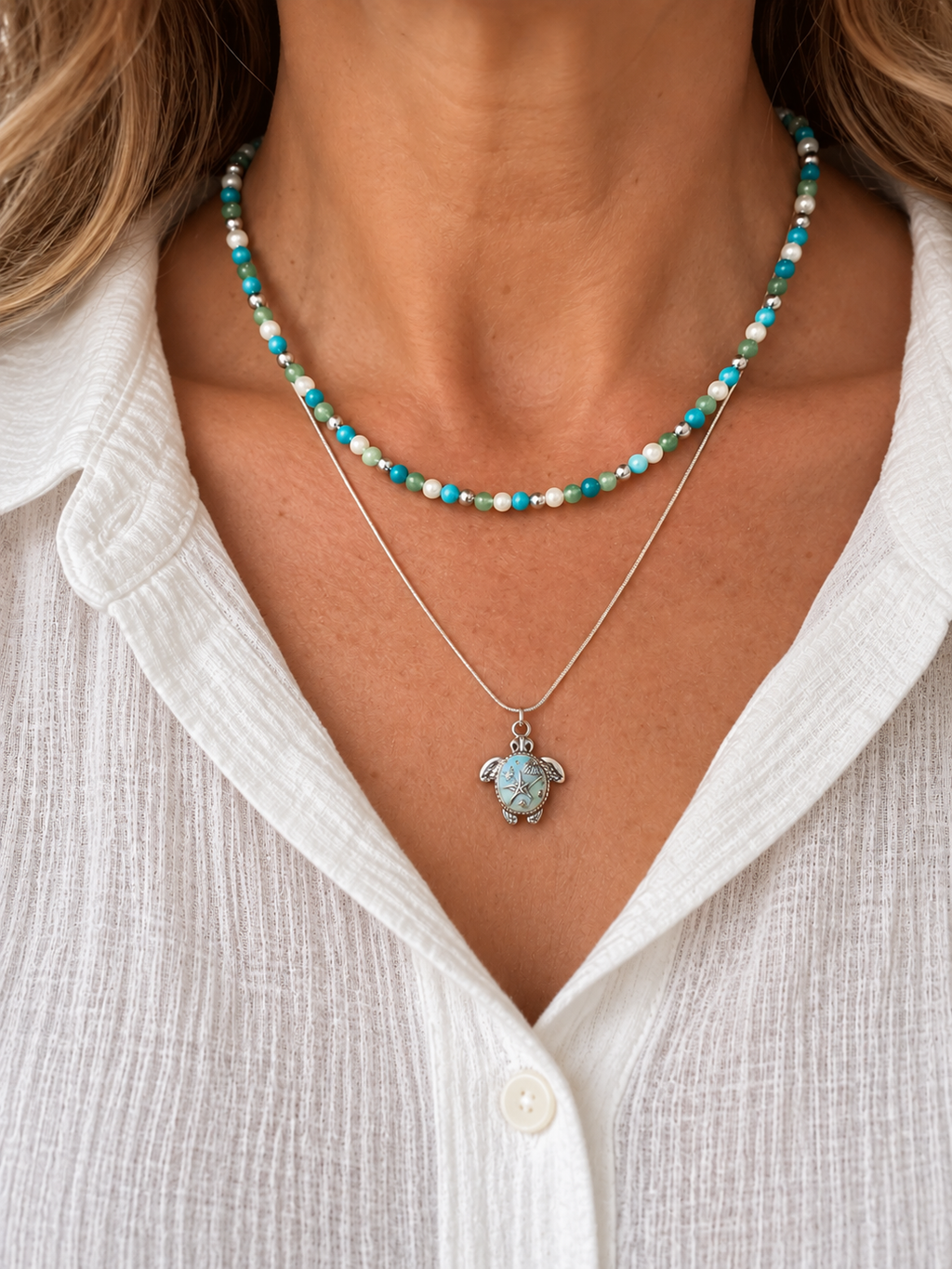 Duo collier en aventurine, magnésite, coquillage et hématite avec chaine argentée en acier inoxydable et pendentif tortue bleue émaillée