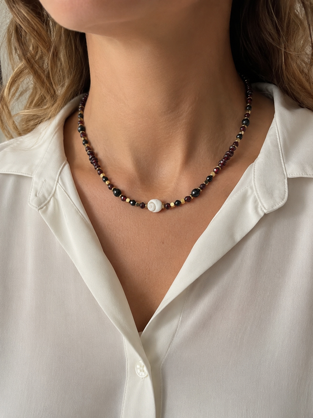 Détail collier Jaipur en grenat onyx hématite dorée oeil de sainte lucie fermoir acier inoxydable