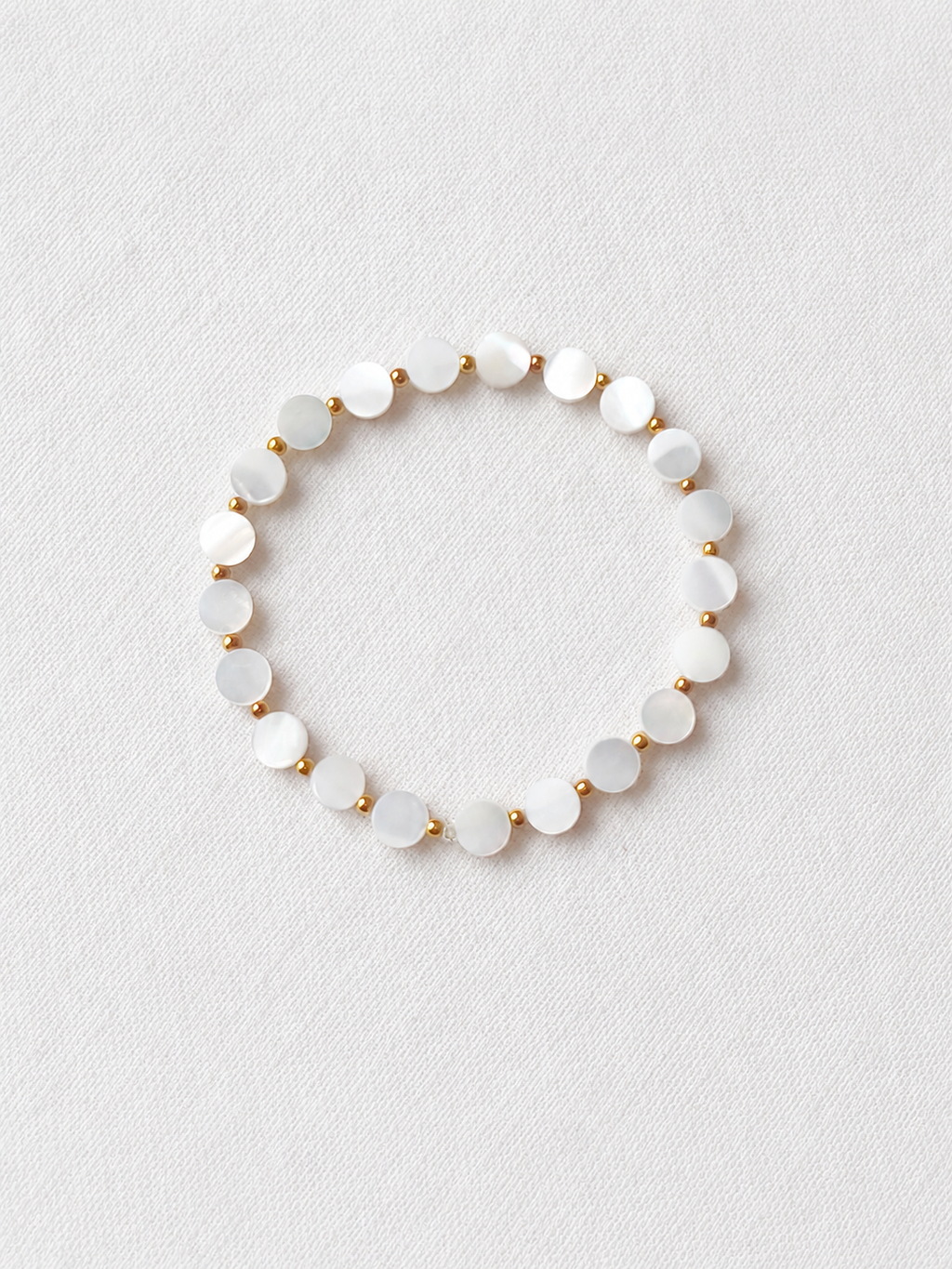 Détail bracelet Mahina pastille nacre hématite dorée