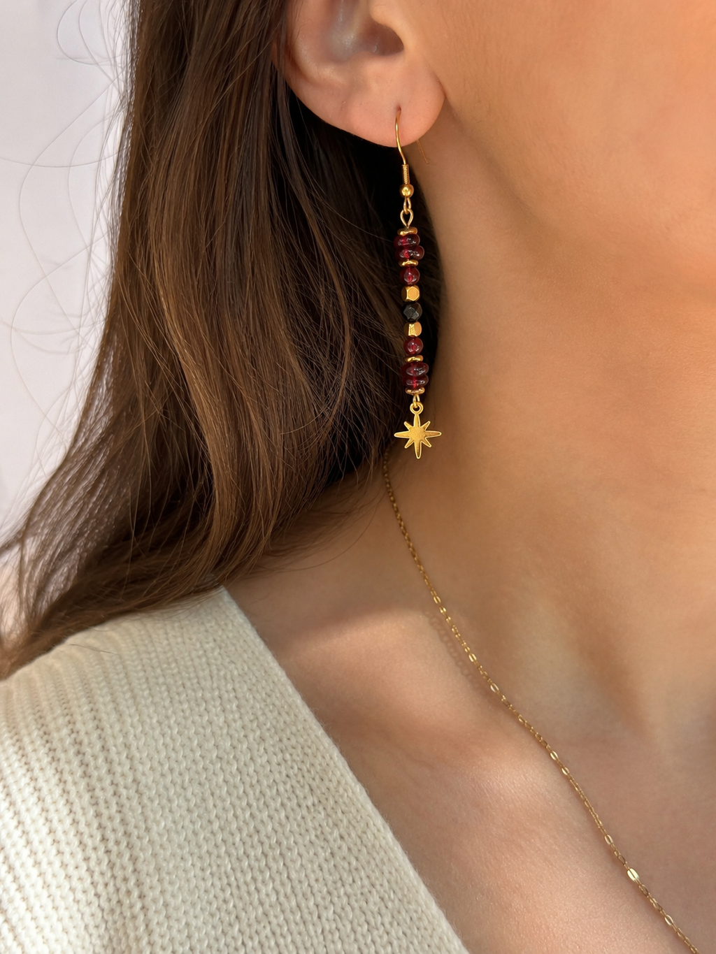 Détail boucles d'oreilles Jaipur en  acier inoxydable grenat  onyx  hématite dorée
