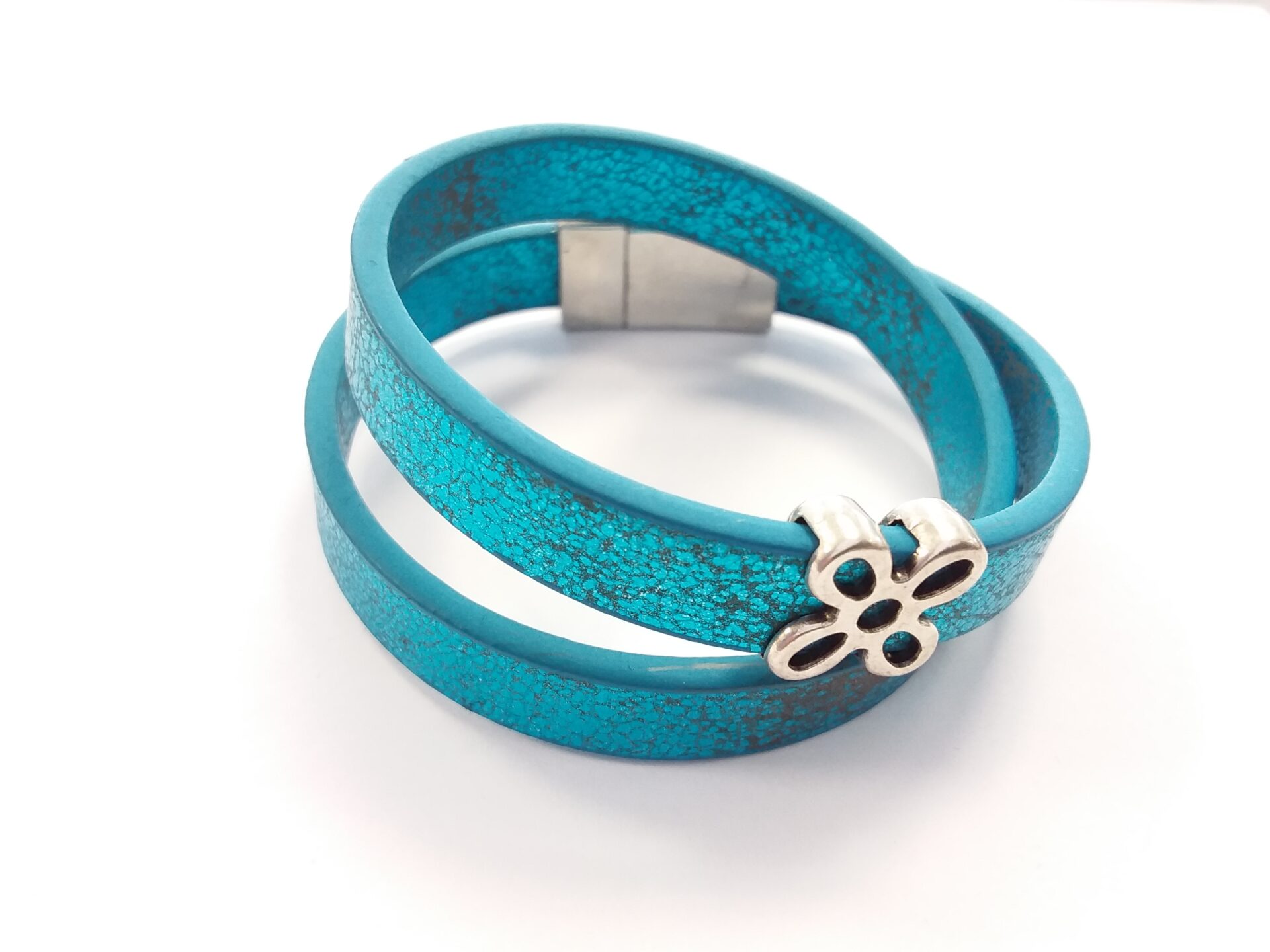 bracelet laniere bleue double rang fermoir magnetique passant fleur