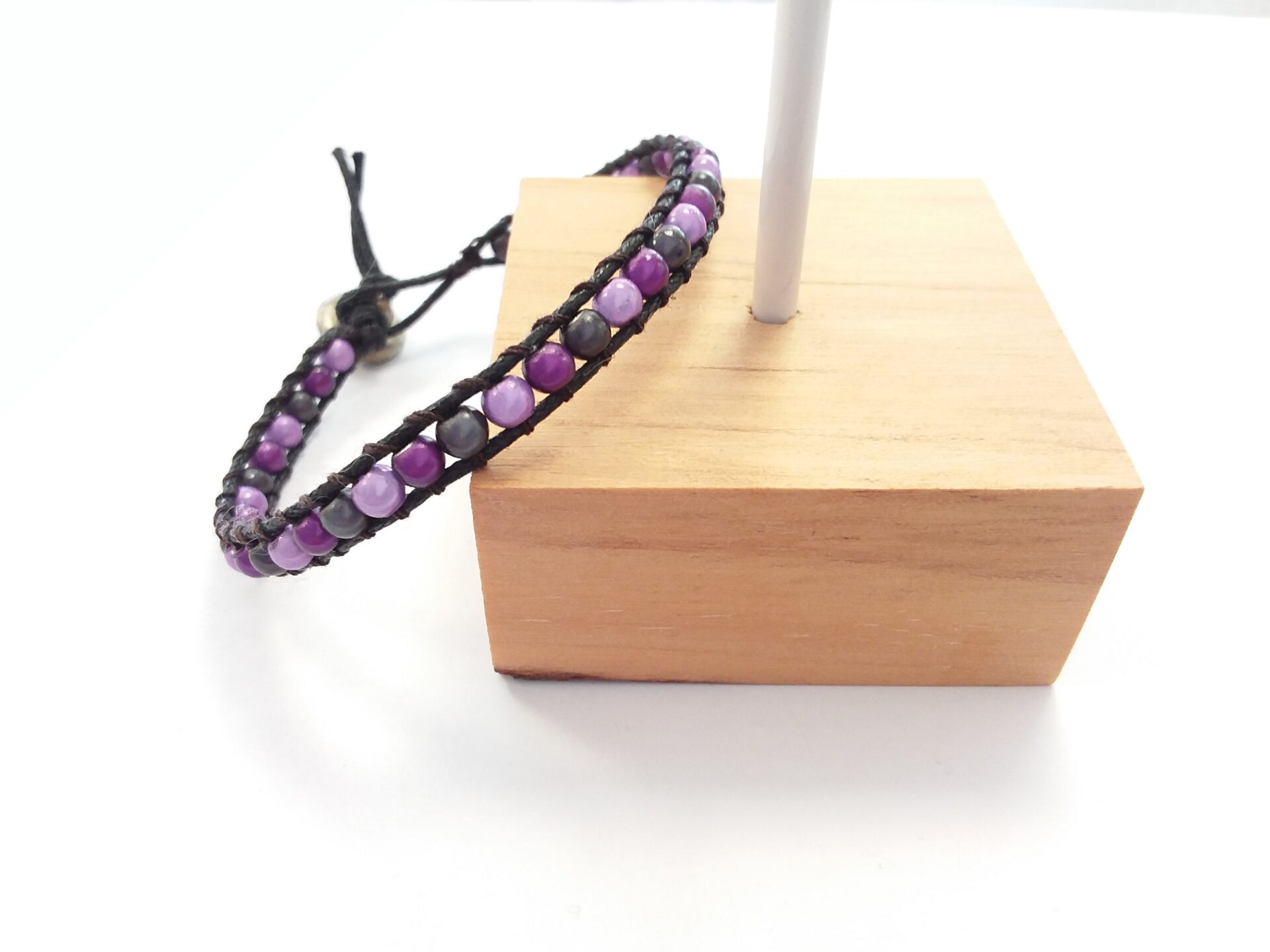 bracelet wrap mauve violet perles magiques fil noir