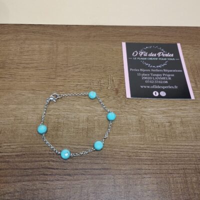 bracelet chaine argentée en acier inoxydable et pastille facettée de magnésite teintée belue 6mm