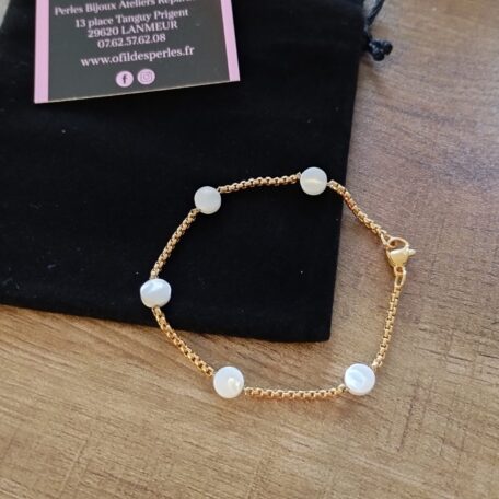 bracelet chaine dorée et fermoir acier inoxydable avec pastilles de Nacre 6mm
