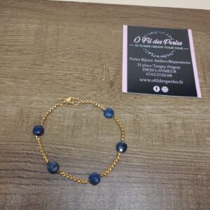 bracelet chaine dorée acier inoxydable avec fermoir et pastilles facettées 6mm en sodalite d'ontario