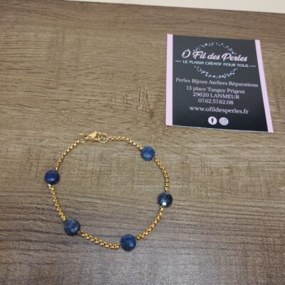 bracelet chaine dorée acier inoxydable avec fermoir et pastilles facettées 6mm en sodalite d'ontario